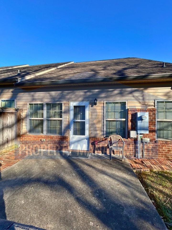 1801 Bell Tower Ln Ne - Photo 3 of 19