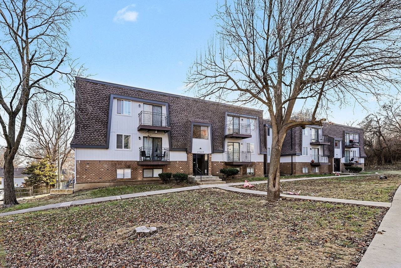 Stoneybrook Apartments - Photo 2 of 33