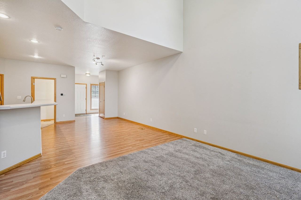 513 E 4th St - Photo 3 of 21