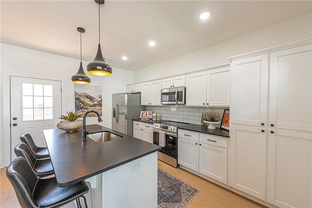 3119 W Tulsa St - Photo 7 of 23