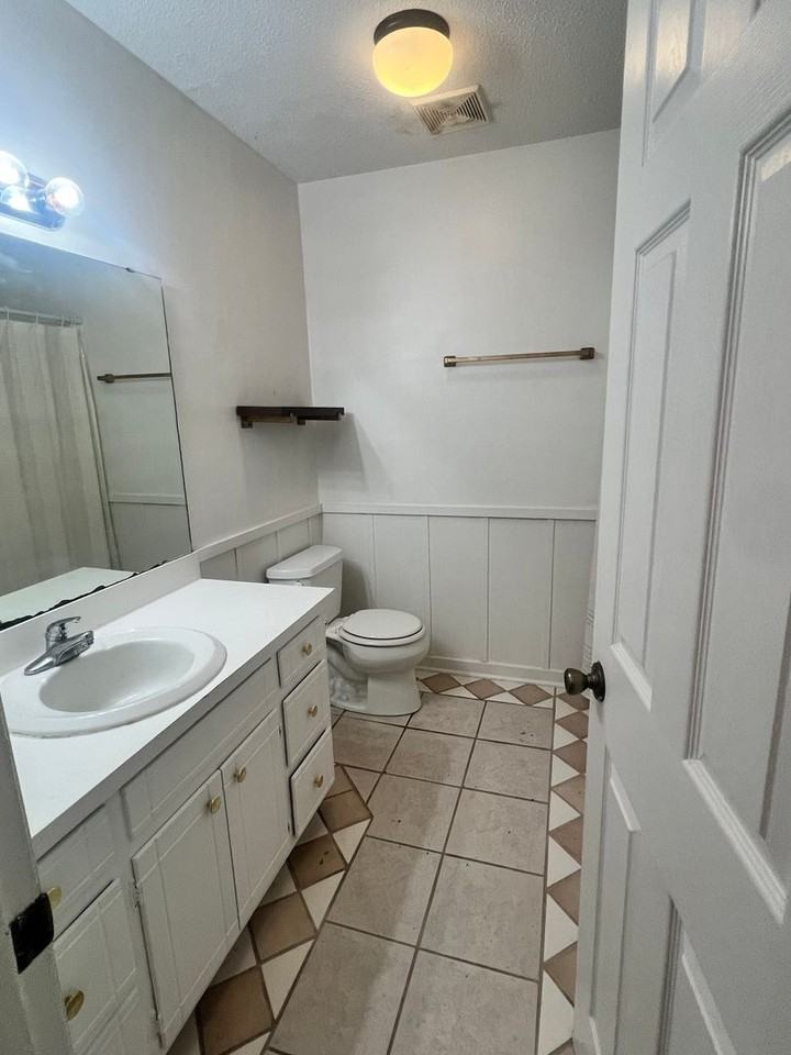 1000A Kings Way - Photo 7 of 15