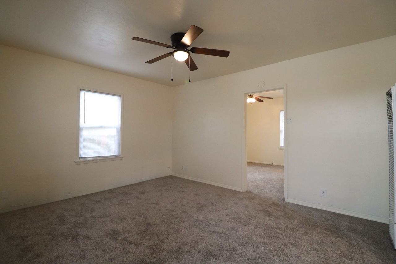 728 W El Camino St - Photo 2 of 11