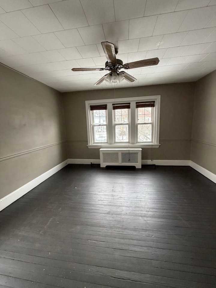 323 Carsonia Ave - Photo 3 of 11