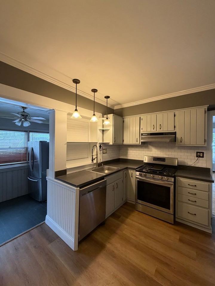 323 Carsonia Ave - Photo 4 of 11