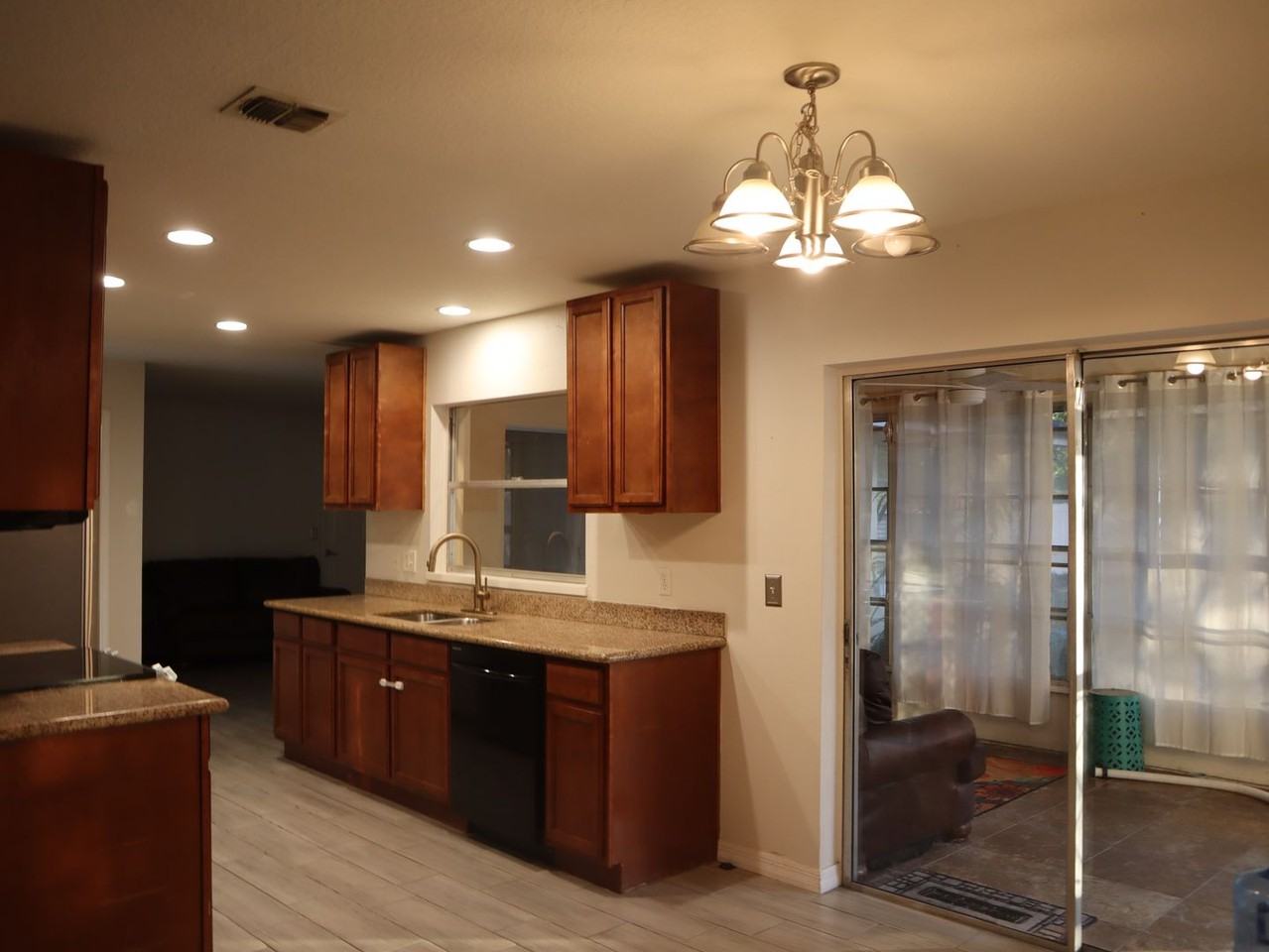 1426 Farmington Ave - Photo 4 of 20