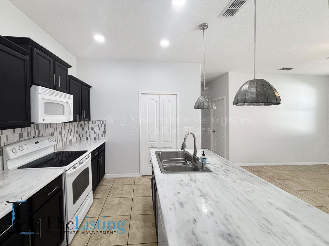 11174 Savannah Landing Cir - Photo 6 of 33