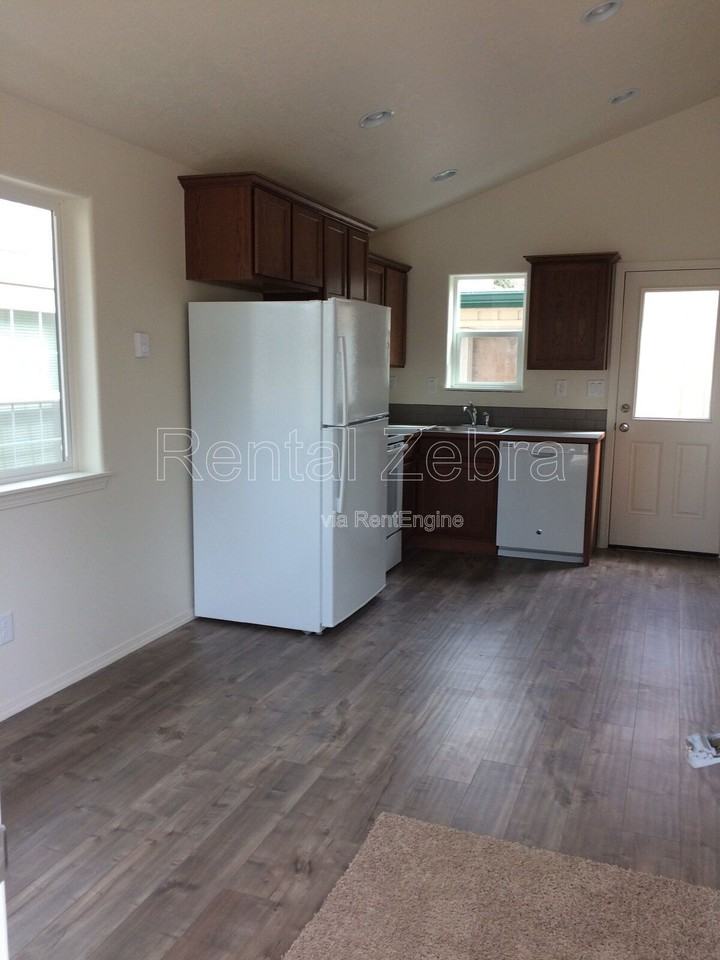 208 Se 4th St #3 - Photo 3 of 10