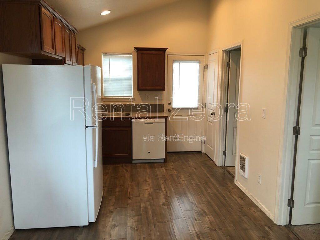 208 Se 4th St #3 - Photo 6 of 10