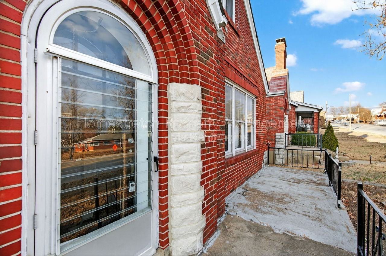 3155 Hampton Ave - Photo 3 of 43