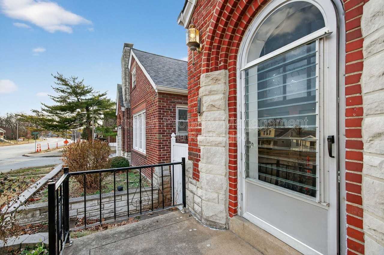 3155 Hampton Ave - Photo 4 of 43