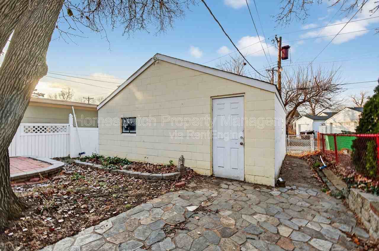 3155 Hampton Ave - Photo 7 of 43