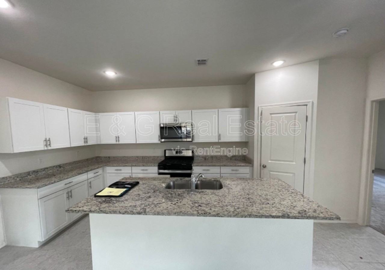 19142 W Elm St - Photo 4 of 32