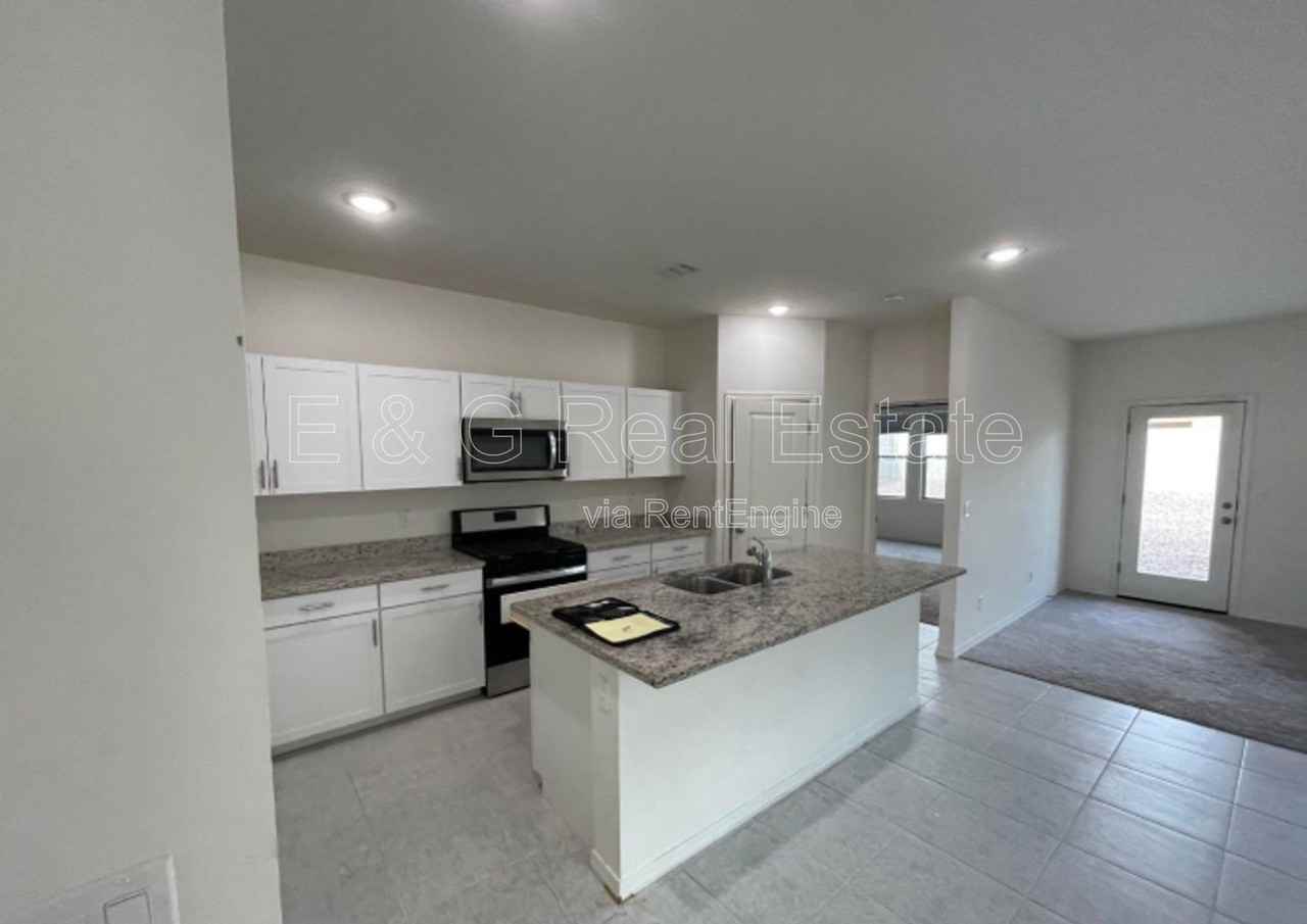 19142 W Elm St - Photo 5 of 32