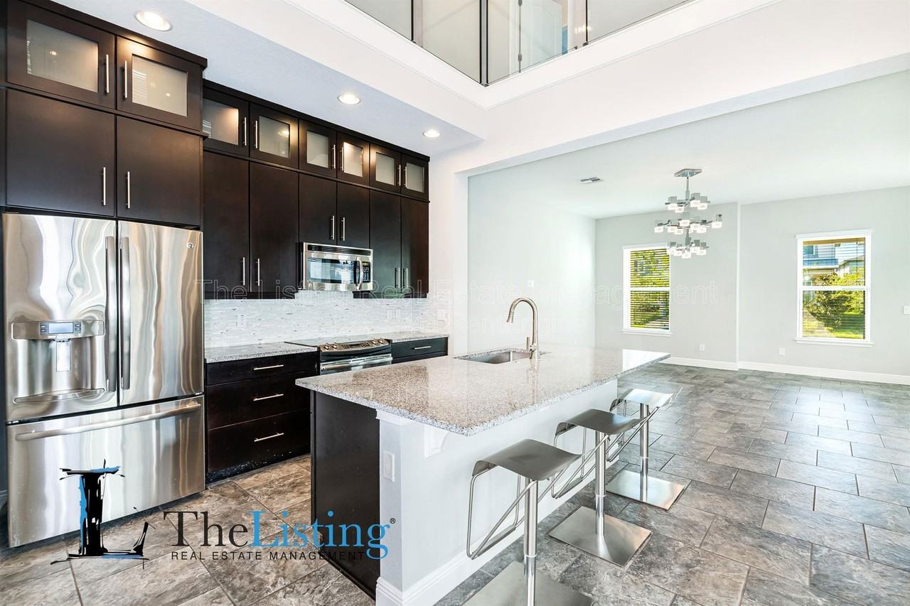 8555 Pinter St - Photo 5 of 26