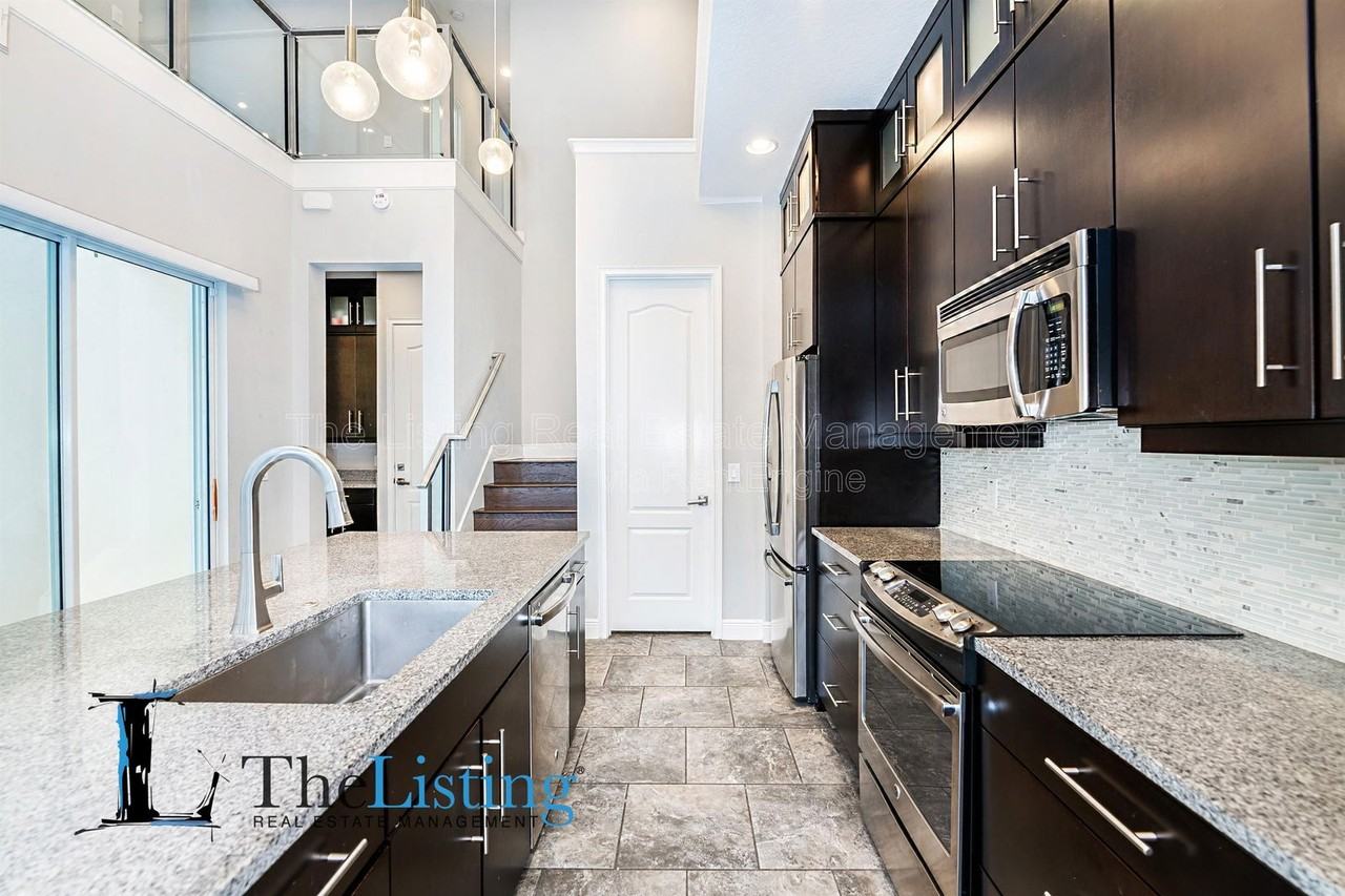 8555 Pinter St - Photo 7 of 26