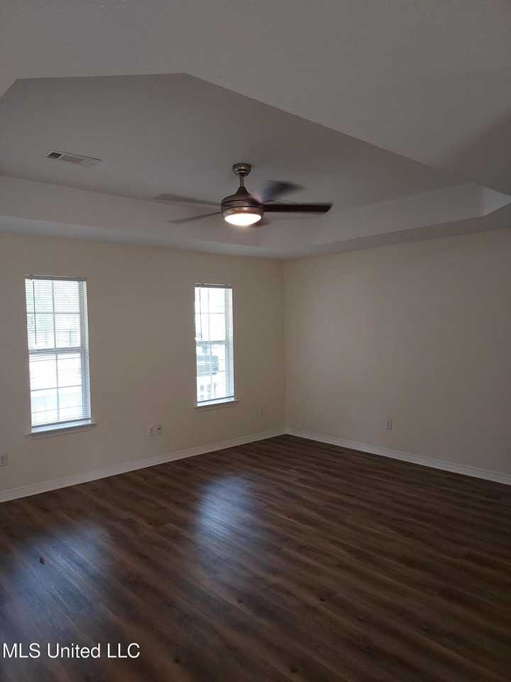 1009 Magnolia St - Photo 4 of 7