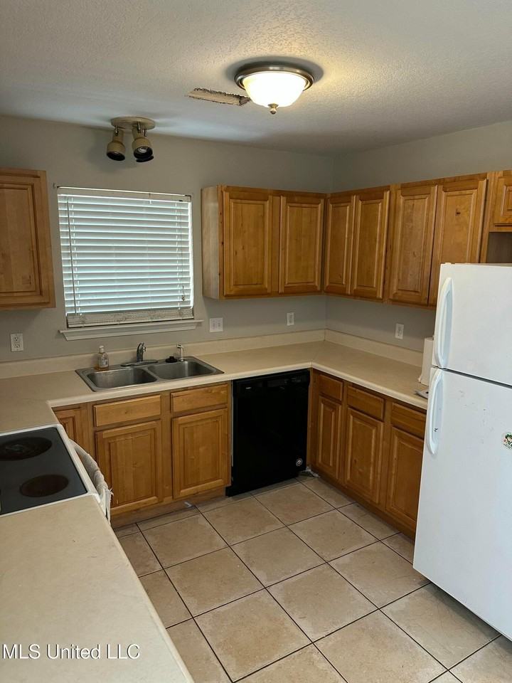 1113 Dorothy St - Photo 3 of 11