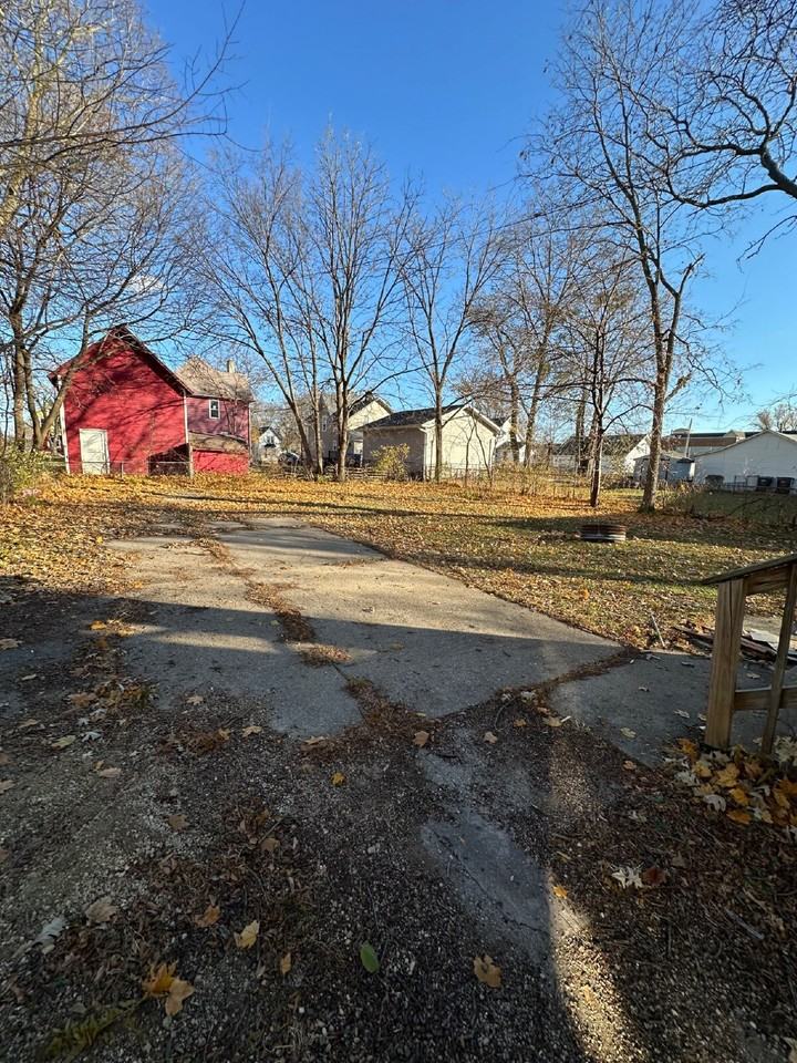 1043 Vine St - Photo 2 of 14