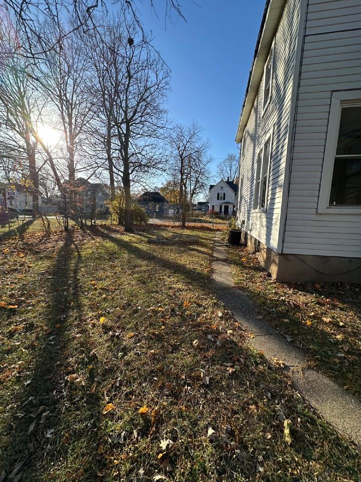 1043 Vine St - Photo 3 of 14