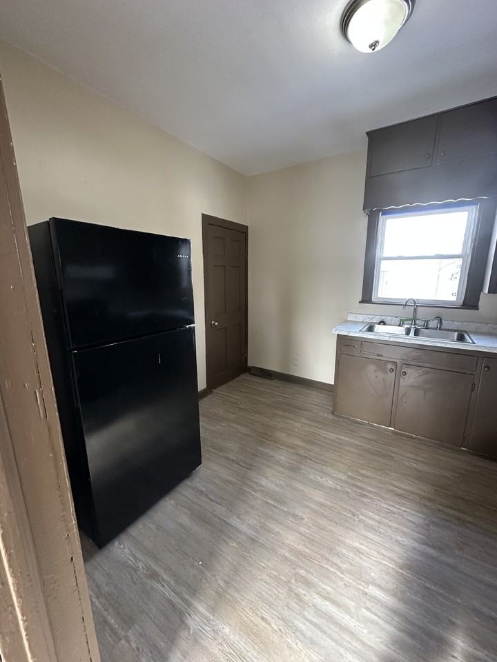 1043 Vine St - Photo 4 of 14