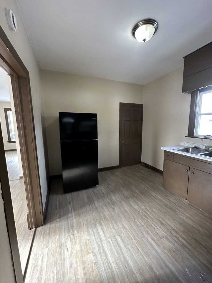 1043 Vine St - Photo 5 of 14