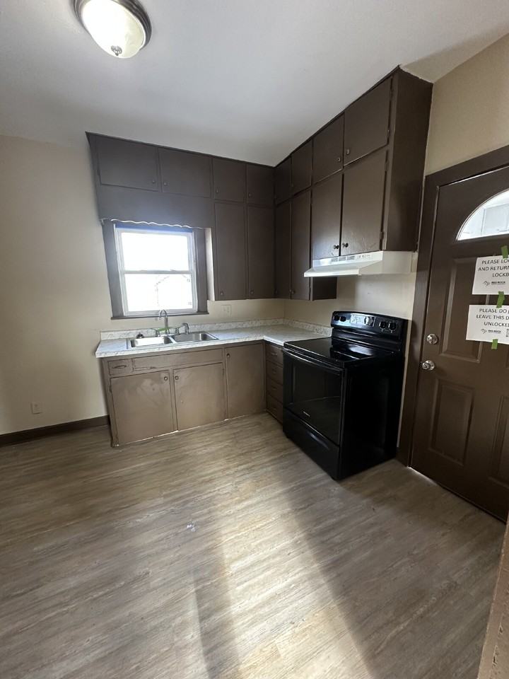 1043 Vine St - Photo 6 of 14