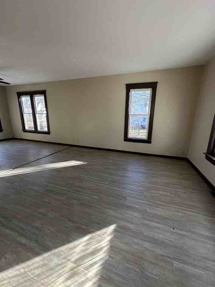 1043 Vine St - Photo 7 of 14