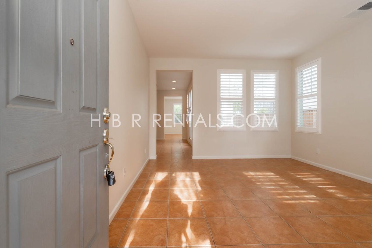 2459 Gaines Ln - Photo 3 of 42