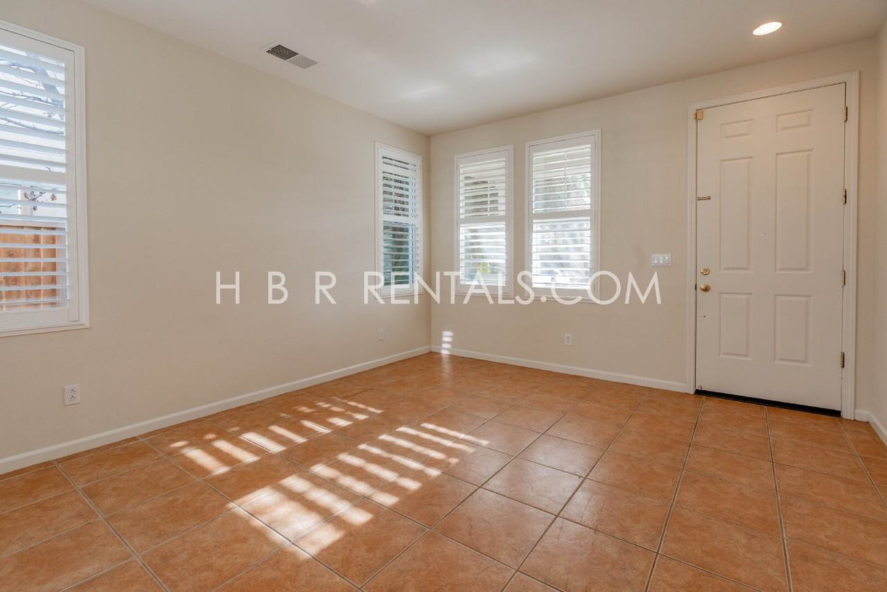 2459 Gaines Ln - Photo 4 of 42