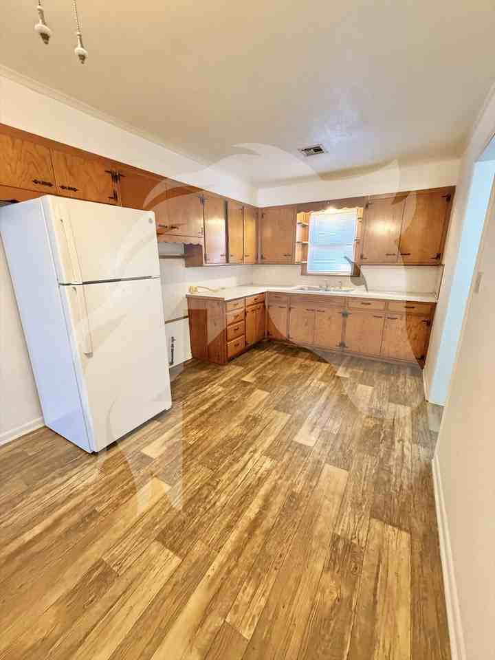 1214 S Washington St - Photo 3 of 15