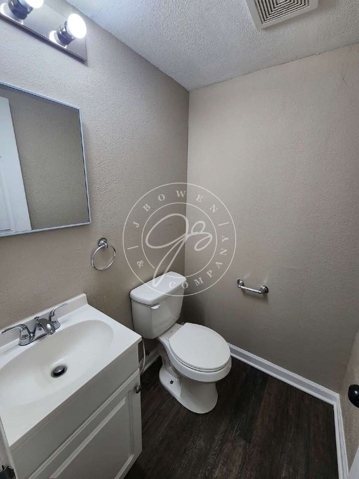 2211 Hickory St - Photo 6 of 23