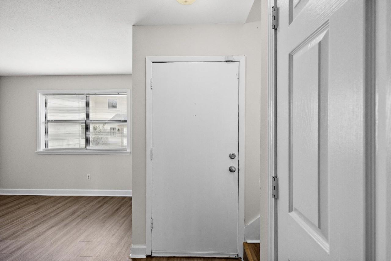 1013 Windrose Dr - Photo 4 of 21