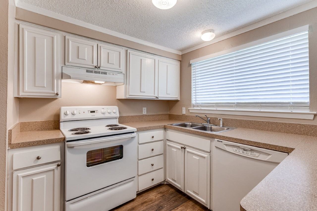 403 Live Oak Dr - Photo 6 of 25