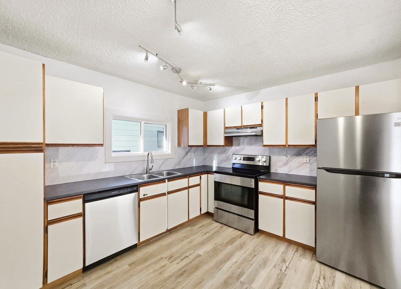 240 30 Ave Ne - Photo 3 of 42