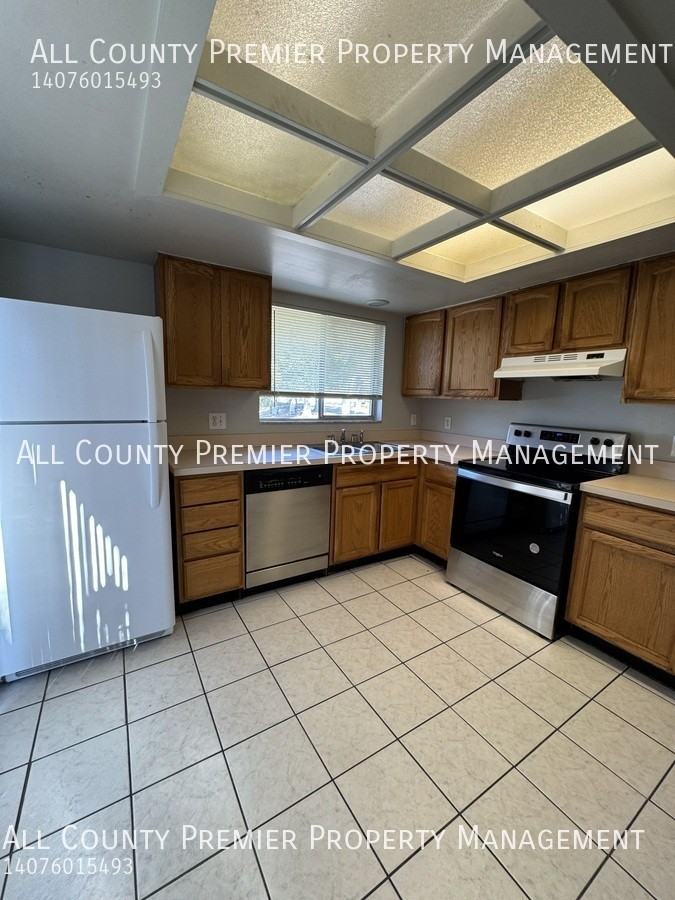 2264 Greenview Cir - Photo 2 of 13