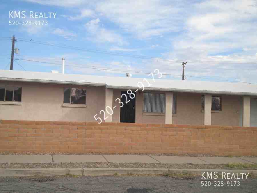 1056 W District St - Photo 3 of 34