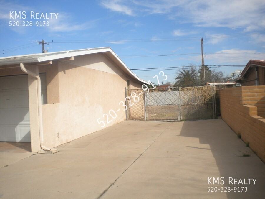 1056 W District St - Photo 5 of 34