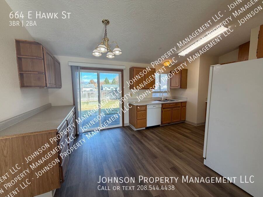 664 E Hawk St - Photo 6 of 18