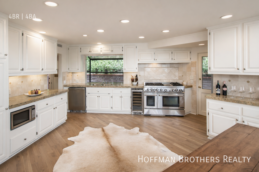 9305 Beverly Crest Dr - Photo 4 of 15