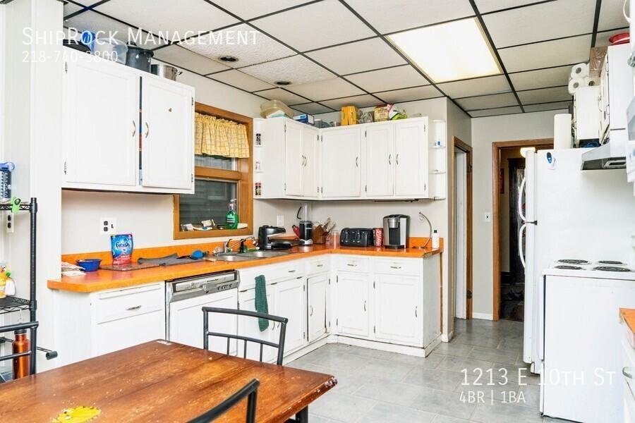 1213 E 10th St - Photo 2 of 5