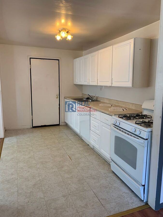 6660 Clermont St - Photo 3 of 11