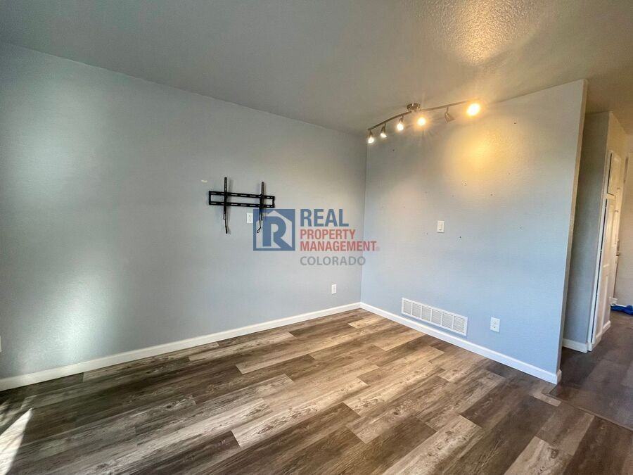 805 Summer Dr - Photo 4 of 14