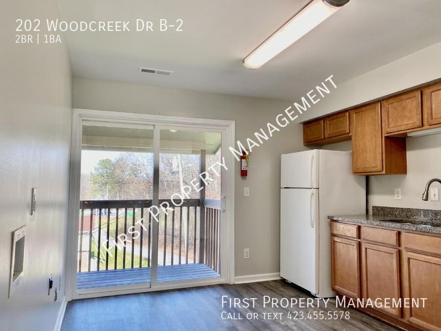 202 Woodcreek Dr - Photo 3 of 12