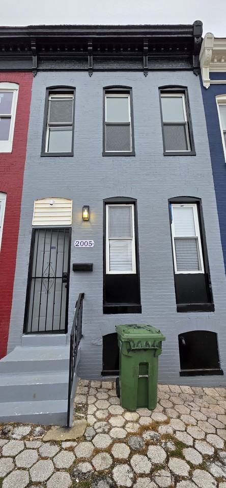 2005 E Hoffman St - Photo 2 of 10