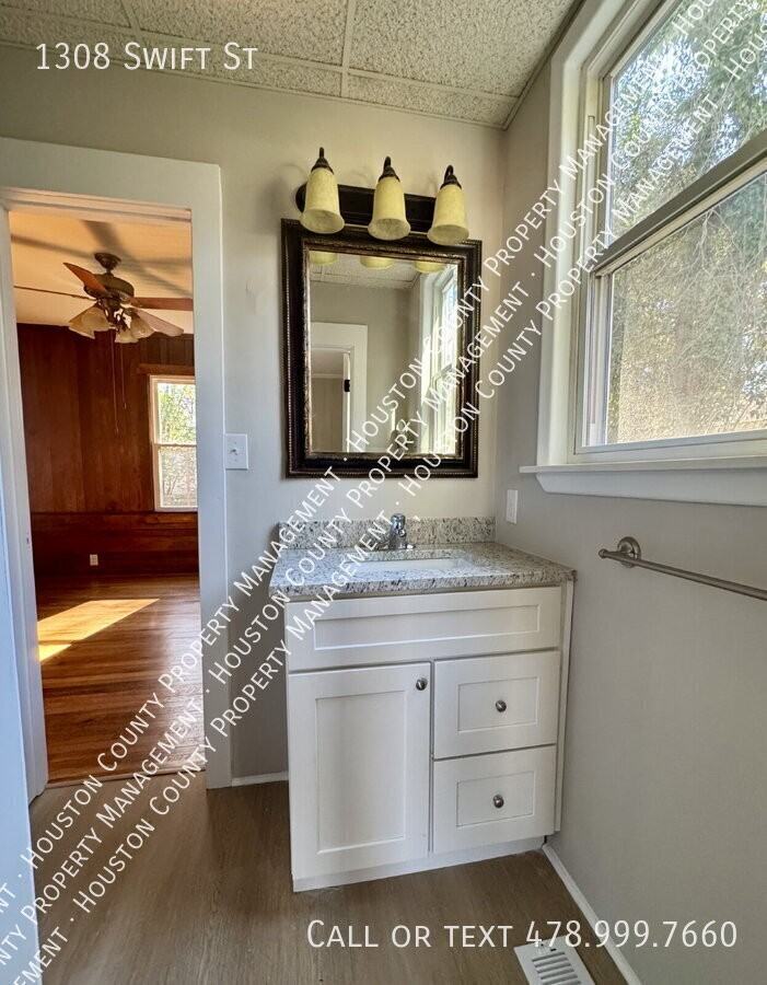 1308 Swift St - Photo 2 of 7