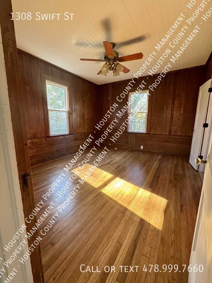 1308 Swift St - Photo 3 of 7