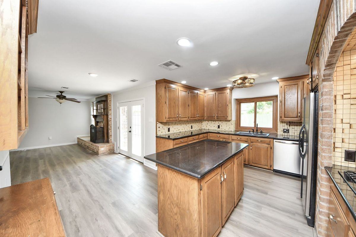 3923 Cypress Lake Dr - Photo 5 of 37