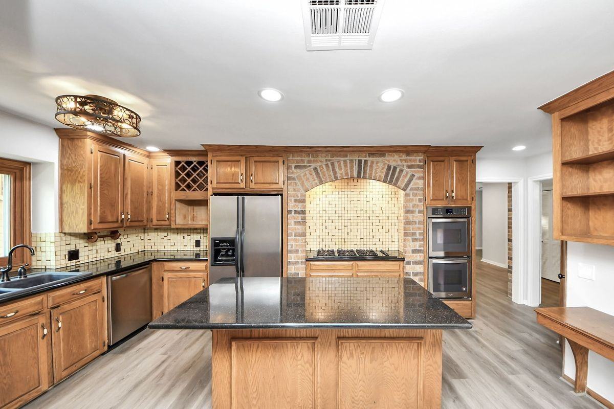 3923 Cypress Lake Dr - Photo 6 of 37