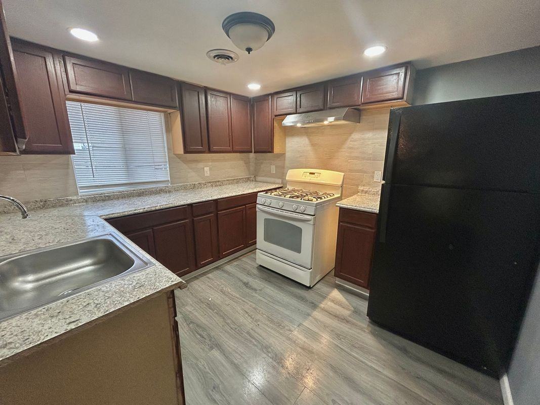 553 Mumford St - Photo 4 of 10