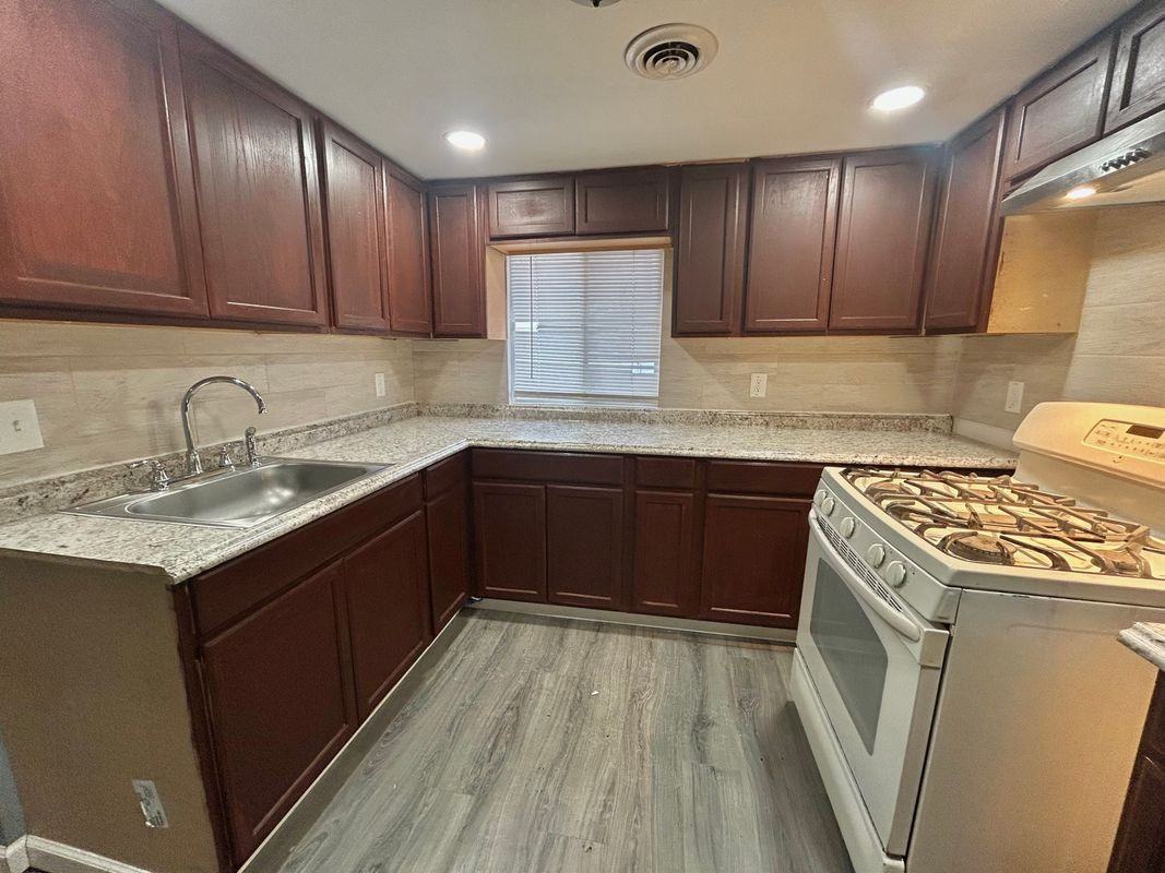 553 Mumford St - Photo 5 of 10